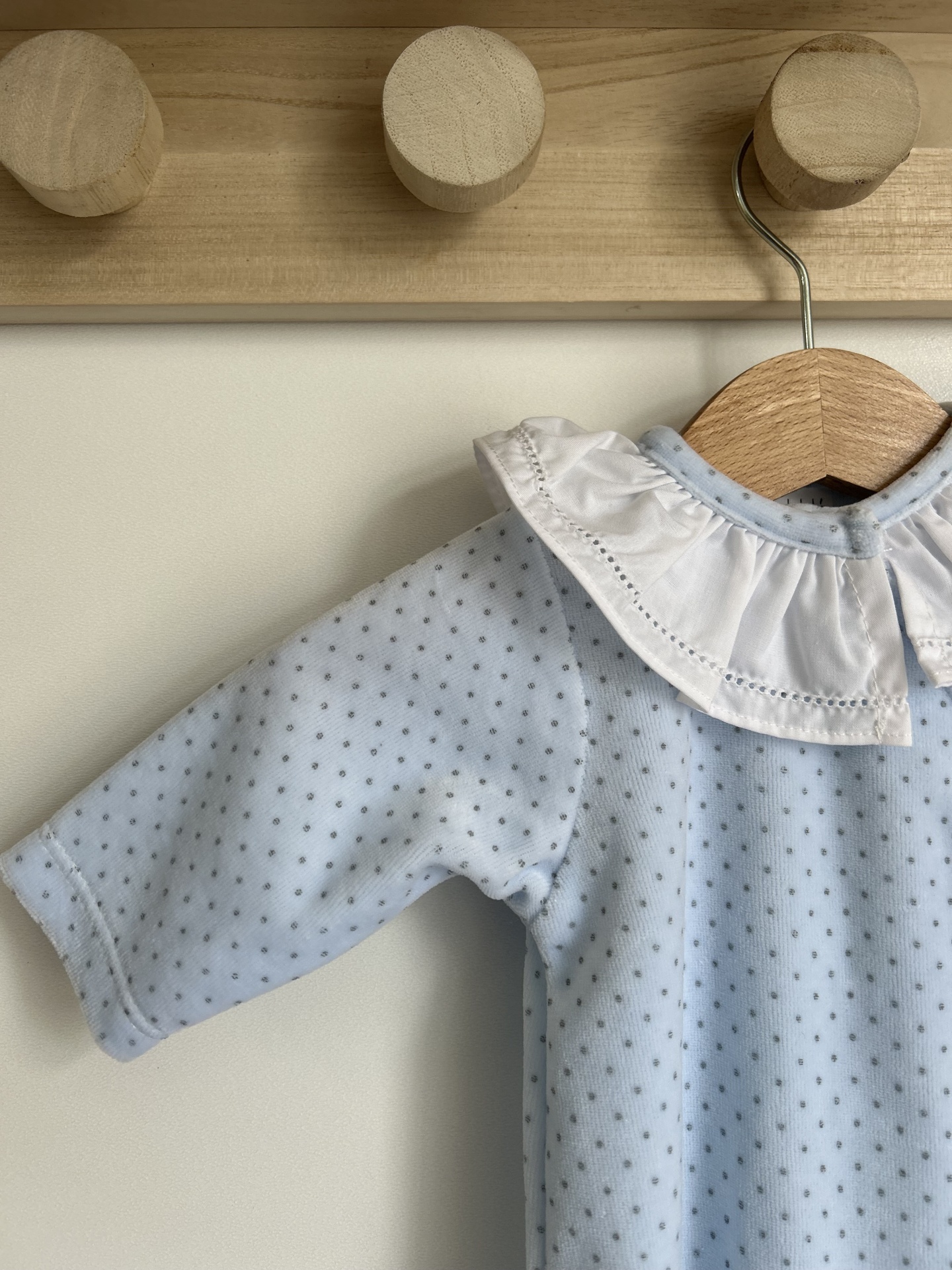 Camisola de bebé azul clara com gola branca e pequenos pontos cinzentos