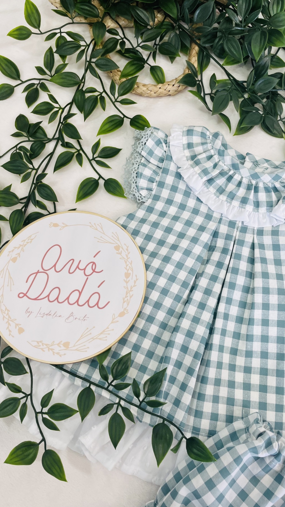 Vestido infantil aos quadrados verde e branco com gola babada e embalagem com texto Avó Dadá