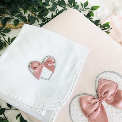 Conjunto de manta, babygrow e fralda