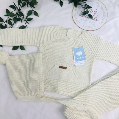 Conjunto de camisola, calça e touca em malha