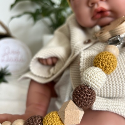 prende chucha madeira e crochê