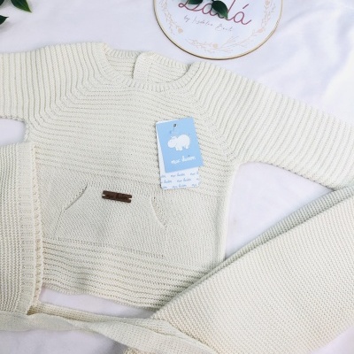 Conjunto de camisola, calça e touca em malha