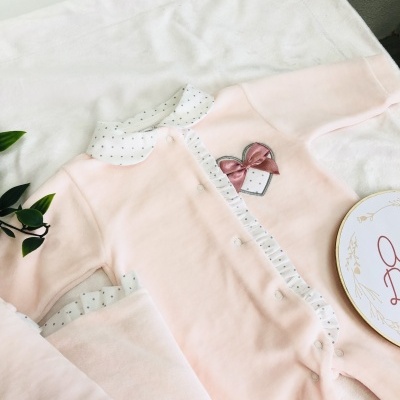 Conjunto de manta, babygrow e fralda