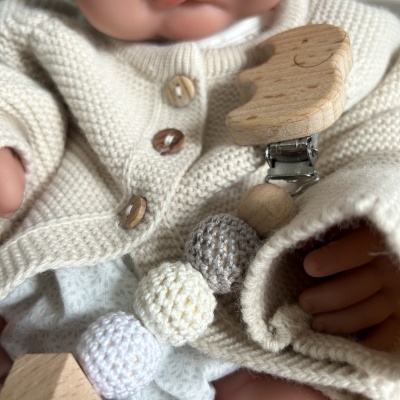 prende chucha madeira e crochê