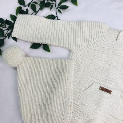 Conjunto de camisola, calça e touca em malha