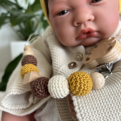 prende chucha madeira e crochê