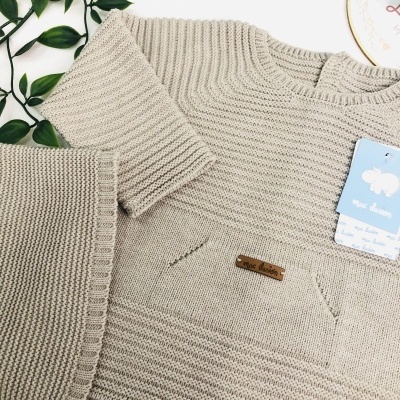 Conjunto de camisola, calça e touca em malha