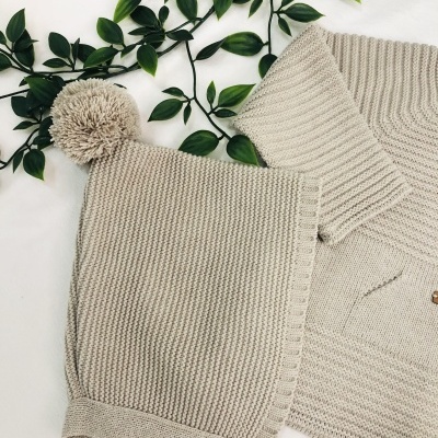 Conjunto de camisola, calça e touca em malha