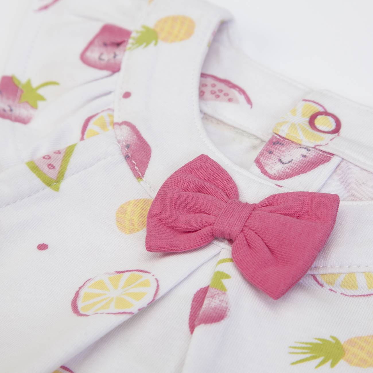 Camisola branca para bebé com padrão de frutas e laço rosa na gola