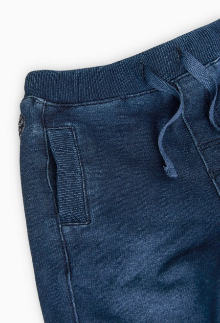 Calças denim azuis escuras com bolso e cós elástico com cordão