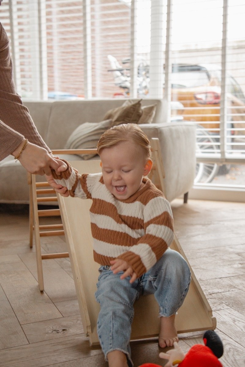 Triângulo Pikler com rampa e escalada em madeira