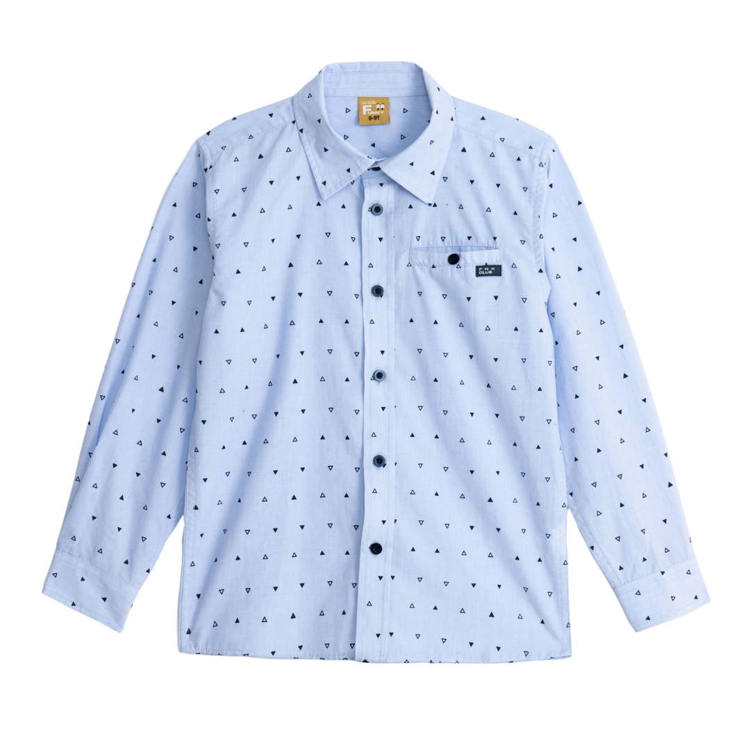 Camisa azul clara de manga comprida com padrão de triângulos pretos e bolso com etiqueta
