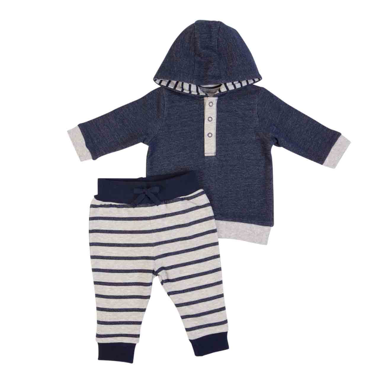 Conjunto de roupa de bebé com hoodie azul escuro e calças riscas cinza claro e azul escuro