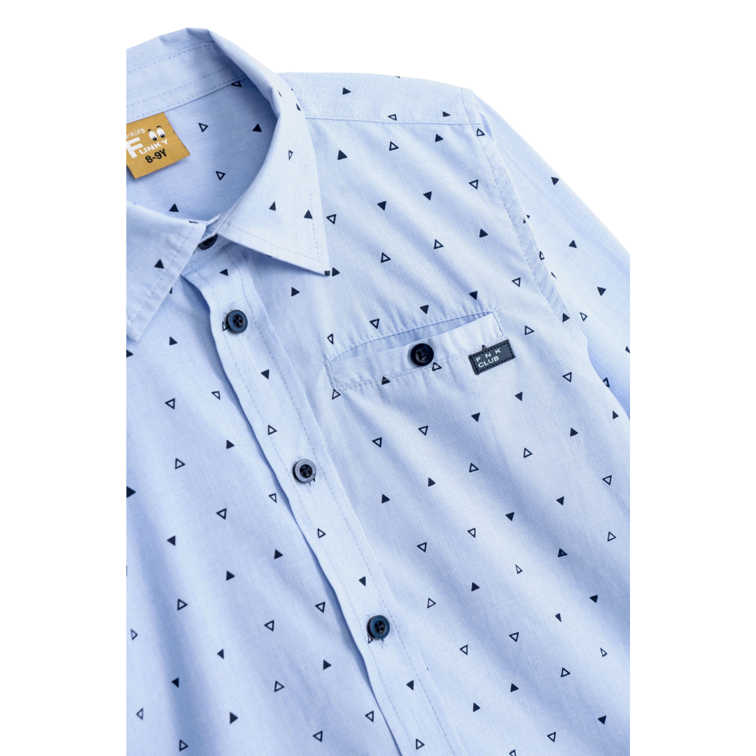 Camisa azul clara com padrão de triângulos pretos e bolso com etiqueta preta