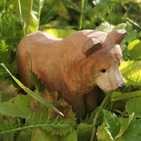 Urso pardo em madeira