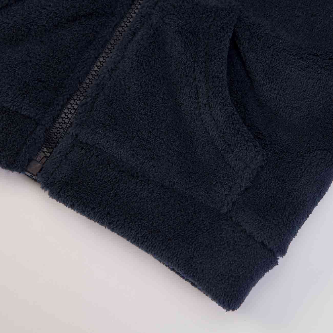 Parte inferior de roupa felpuda preta com bolso e fecho de correr