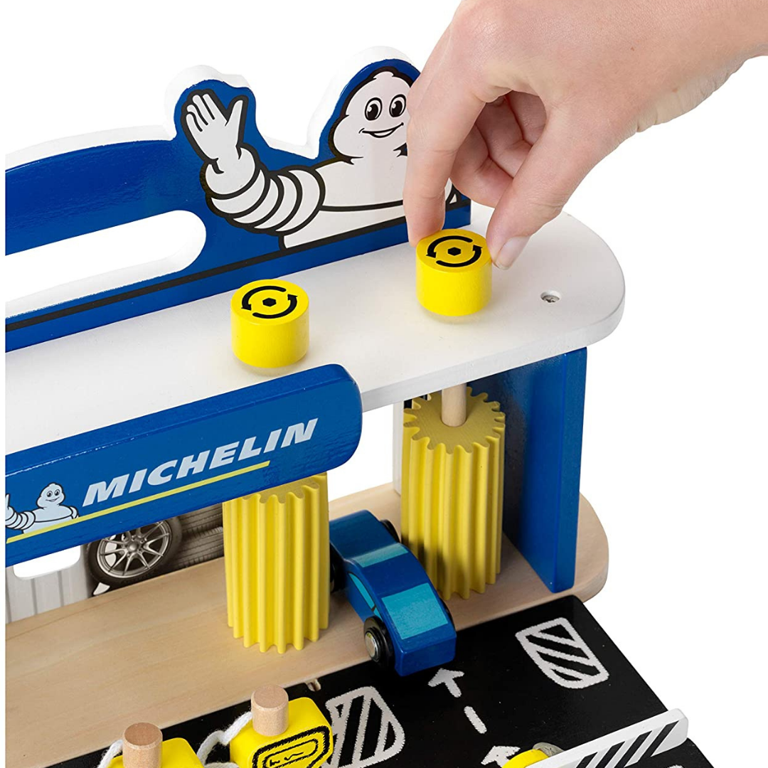 Estação de serviço Michelin em madeira