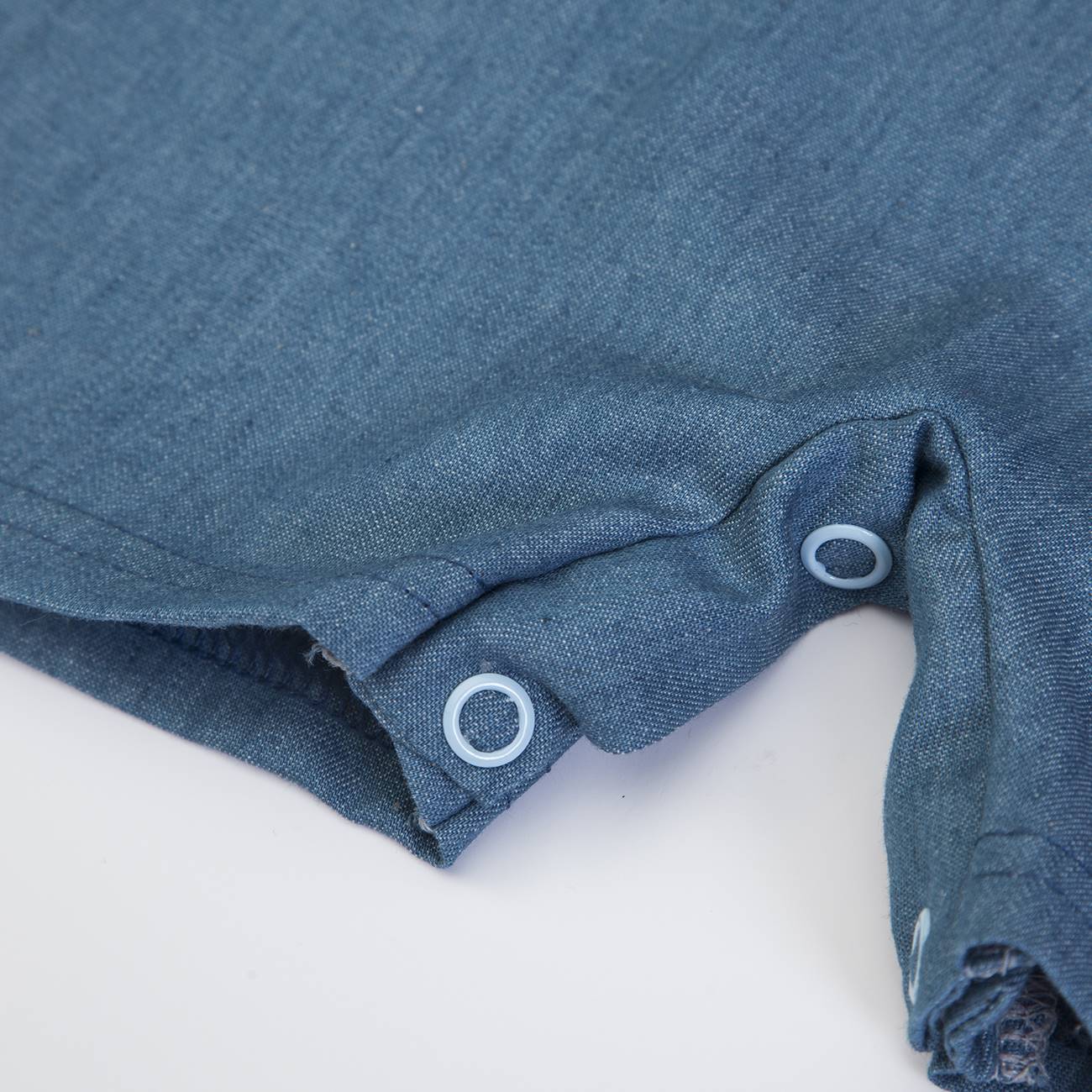 Roupa de bebé azul com botões de pressão