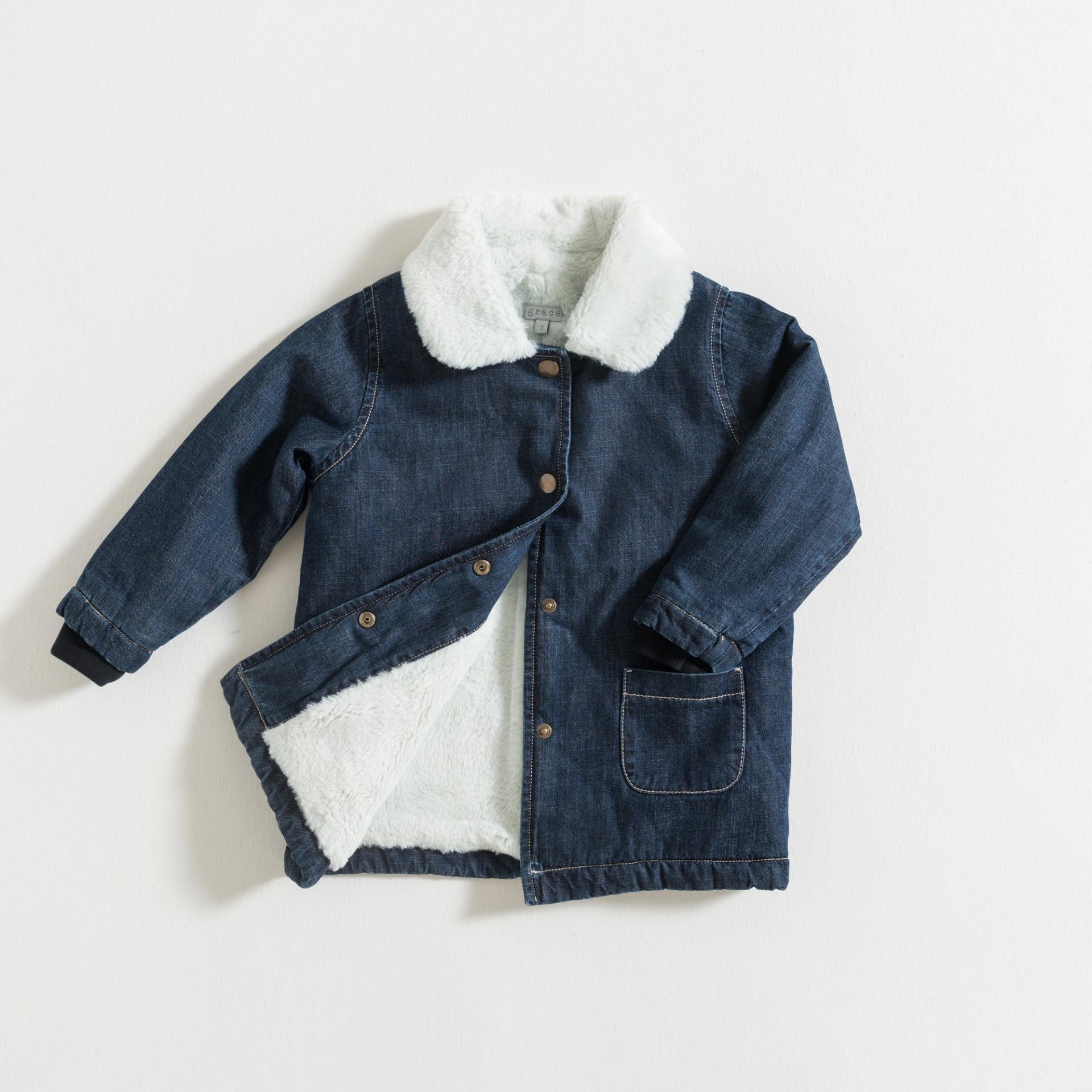 Casaco infantil de ganga azul escuro com forro branco e botões de pressão