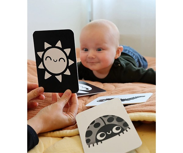 Cartões educativos preto e branco com bebê observando