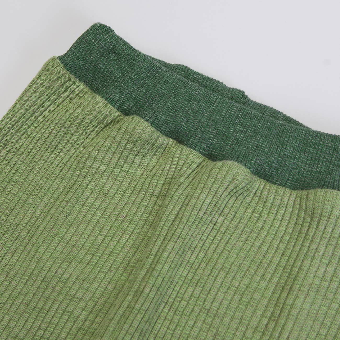 Computador portátil aberto com código fonte visível na tela