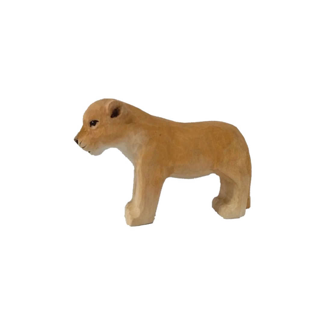 Leão cria em madeira