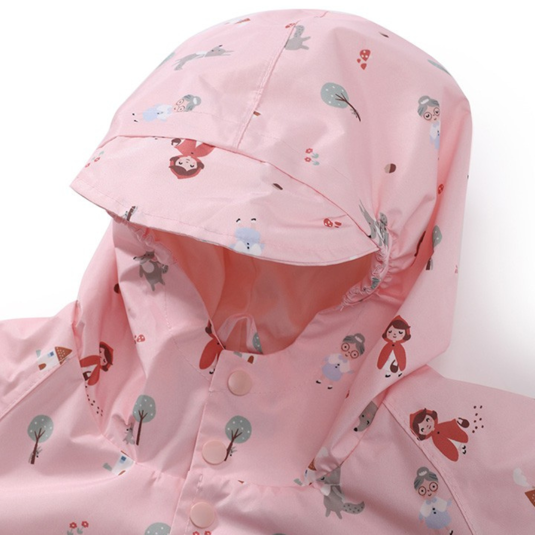 Casaco de chuva rosa claro com padrão de personagens de conto de fadas para criança