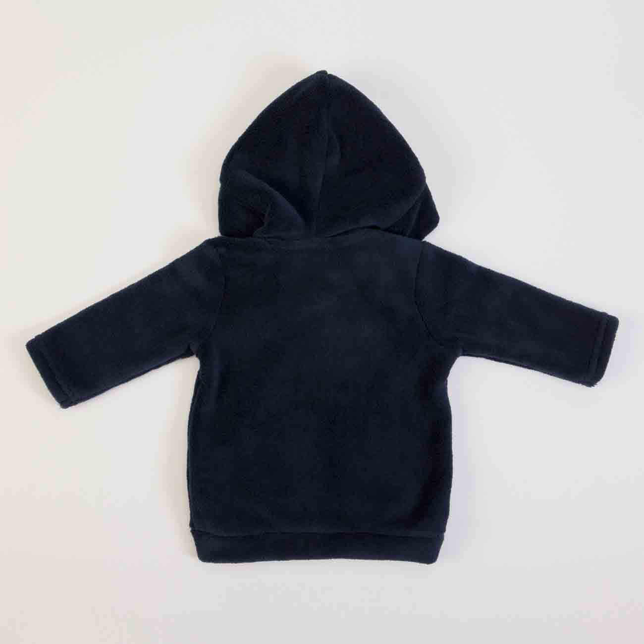 Camisola de bebé preta com capuz colocada sobre fundo branco