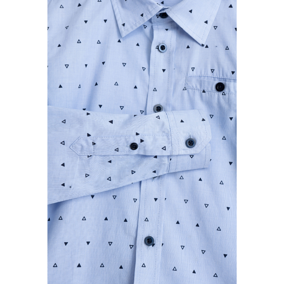 Camisa azul clara com padrão de triângulos pretos e botões escuros