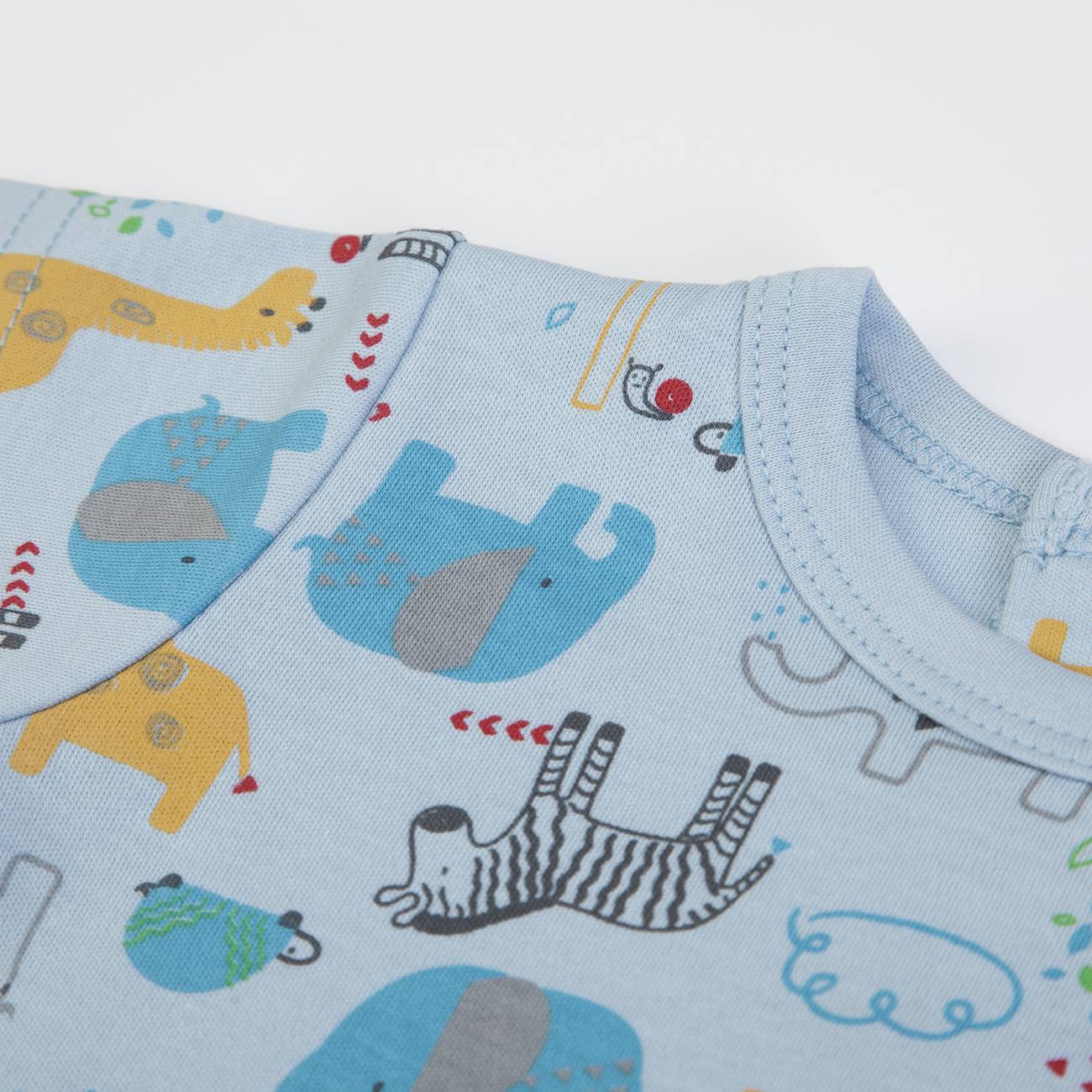 Body de bebé azul claro com estampado de animais coloridos