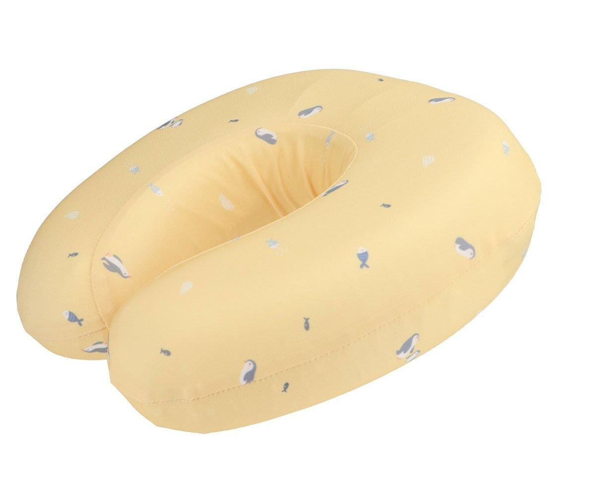 Travesseiro de pescoço amarelo claro com padrão de peixes e golfinhos