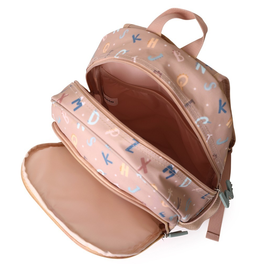 Mochila rosa com padrão de letras coloridas e interior aberto