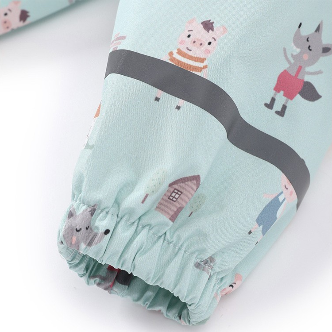 Manga de roupa infantil azul claro com desenhos de animais e punho elástico