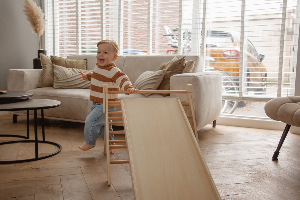 Triângulo Pikler com rampa e escalada em madeira