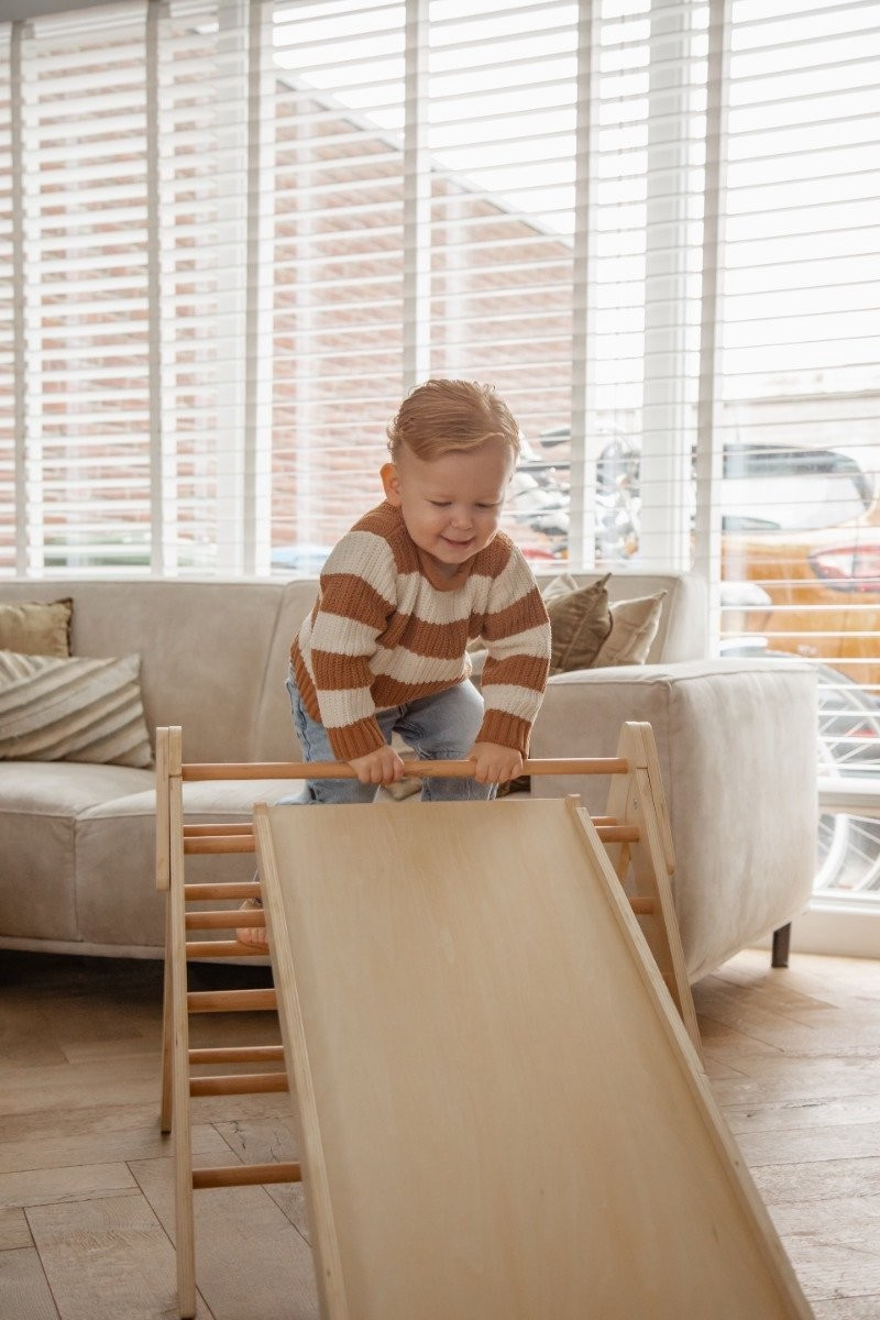 Triângulo Pikler com rampa e escalada em madeira