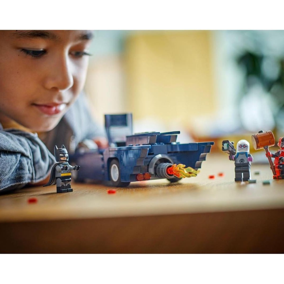 LEGO DC Comics 76274 - Batman com o Batmóvel Vs. Harley Quinn e Mr. Freeze
