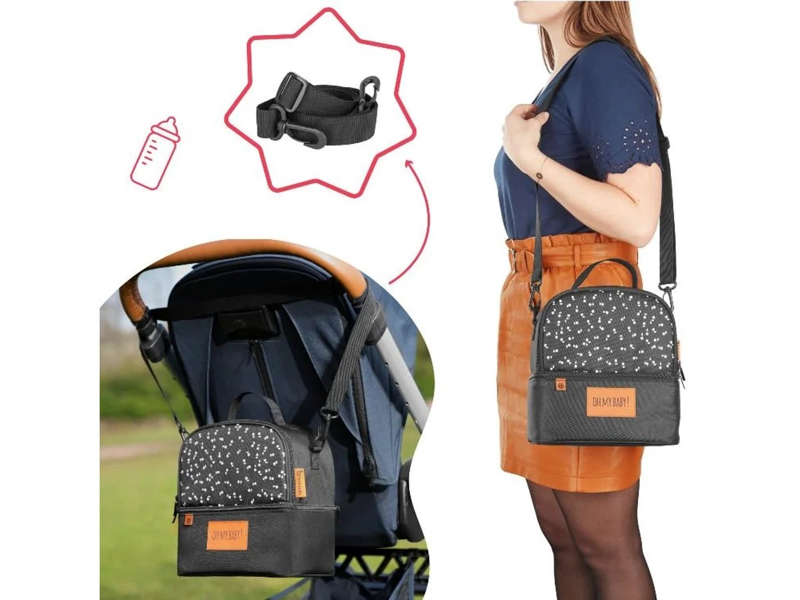 Mala para bebé preta e cinza com corações brancos pendurada no ombro e presa ao carrinho