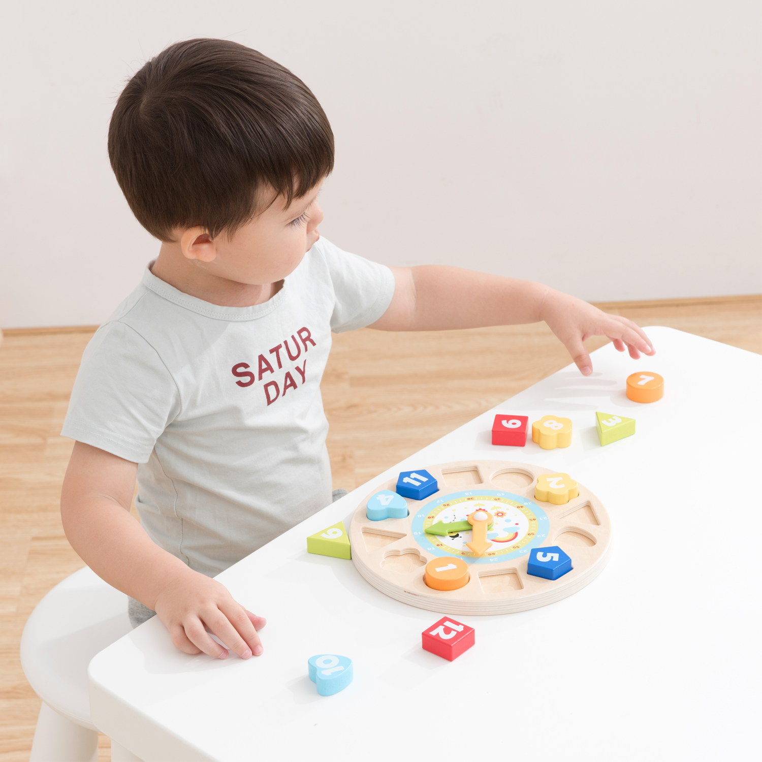 Puzzle relógio com formas geométricas em madeira