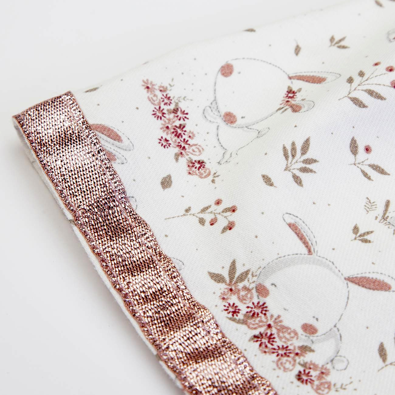 Pano branco com estampa de coelhos e flores e borda metálica cor de rosa