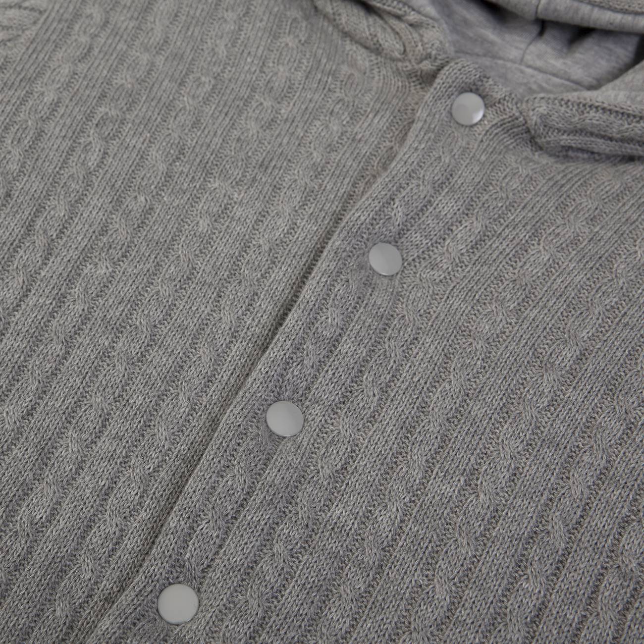 Roupa cinzenta com padrão de malha e botões de pressão