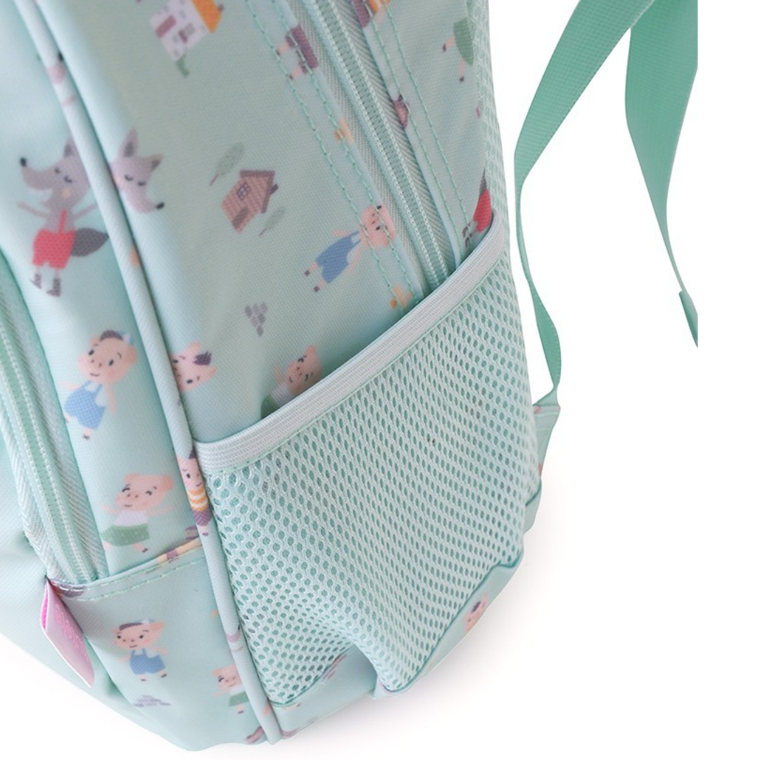 mochila azul clara com padrão infantil e bolso lateral em malha