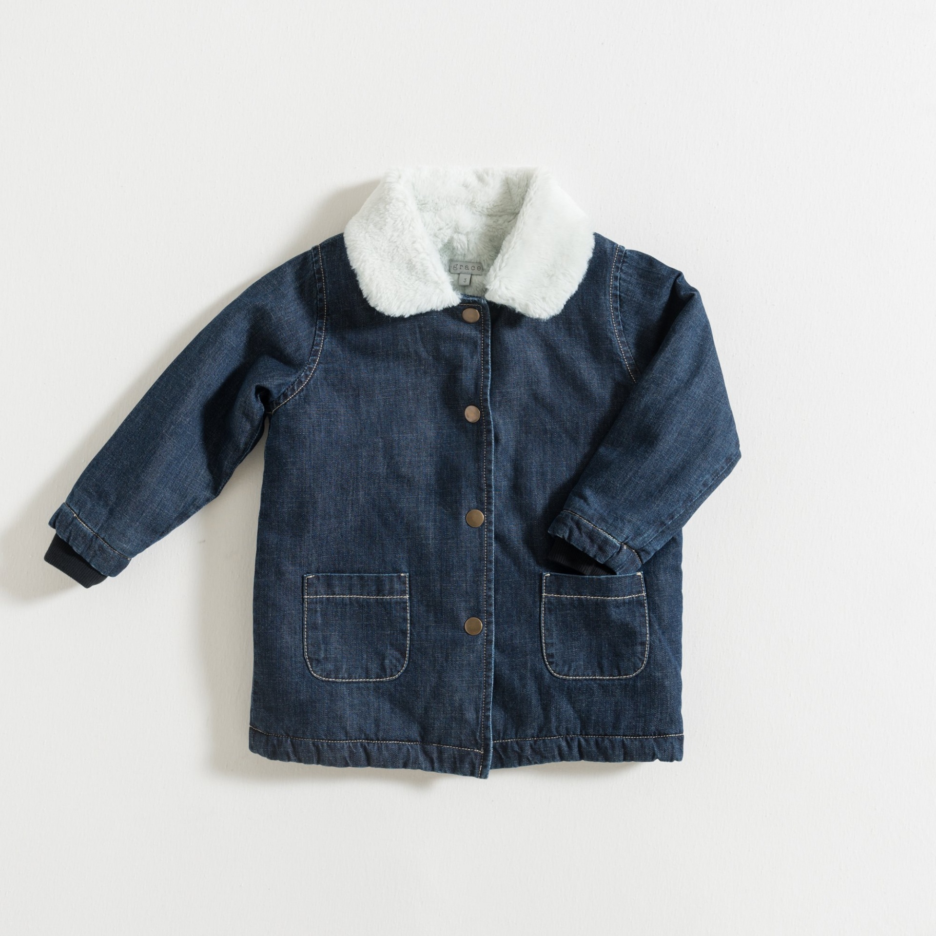 Casaco infantil de ganga azul escuro com gola branca felpuda e bolsos frontais