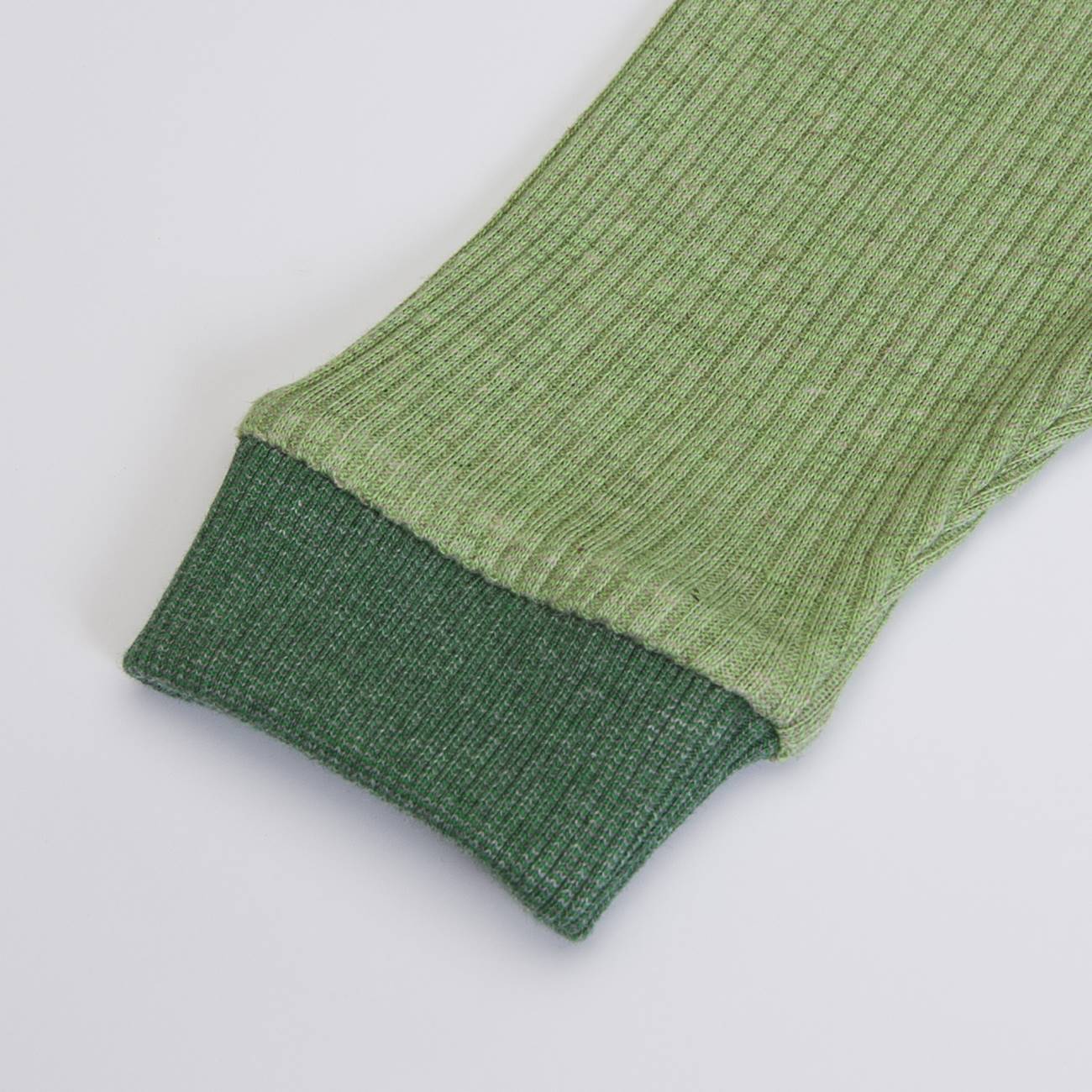 Manga de roupa verde em tecido canelado com duas tonalidades
