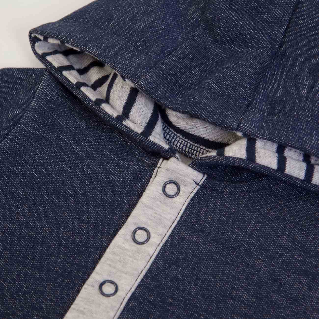 Casaco azul escuro com capuz forrado com riscas azuis e botão de pressão