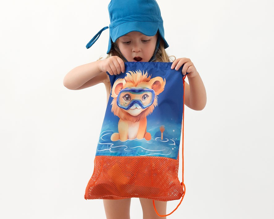 Mochila saco infantil azul e laranja com estampa de leão e rede laranja