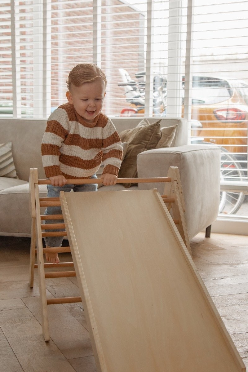 Triângulo Pikler com rampa e escalada em madeira