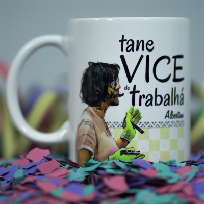 Caneca branca com ilustração colorida e texto em português com confetes à volta.