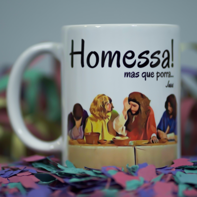 Caneca branca com figura colorida e texto 