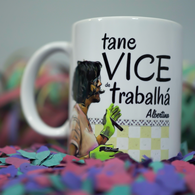 Caneca branca com ilustração e texto em preto