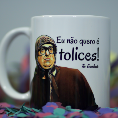 Caneca branca com ilustração de personagem e texto em português